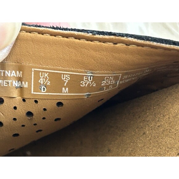 Clarks Collection Women's Size 7 Black Leather Perforated Sandals - Picture 6 of 9